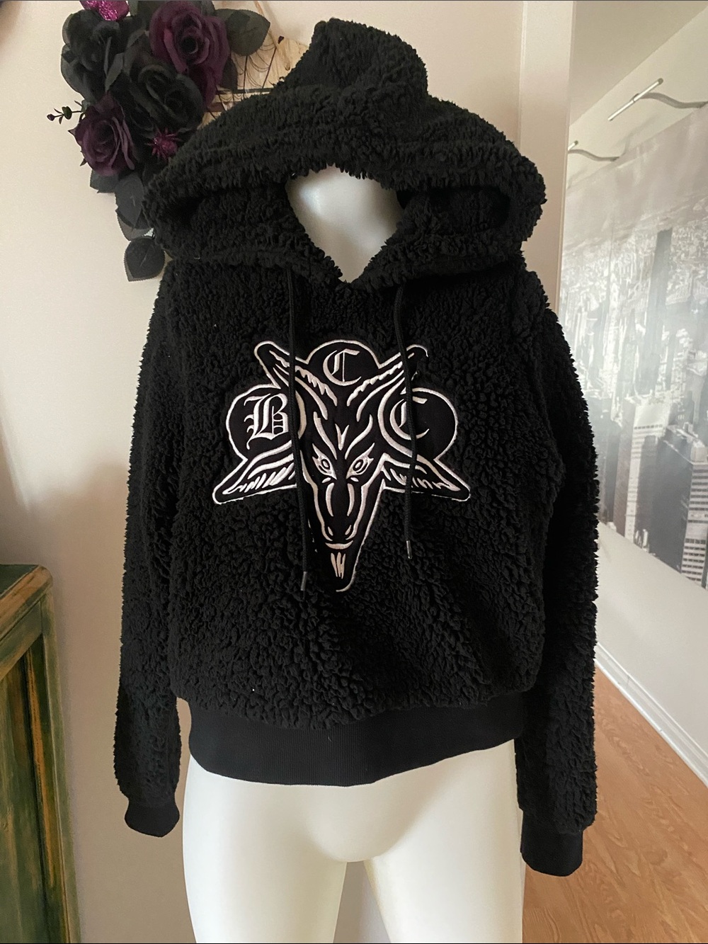 Cozy Black Sherpa Hoodie with Contrasting Goat Graphic